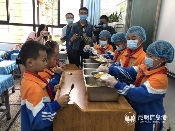 订餐学校学生吃到温热的午餐 订餐学校学生吃到温热的午餐