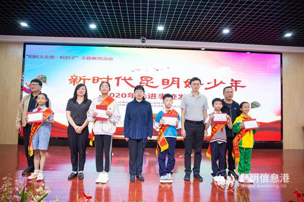 现场颁发荣誉证书。 现场颁发荣誉证书。