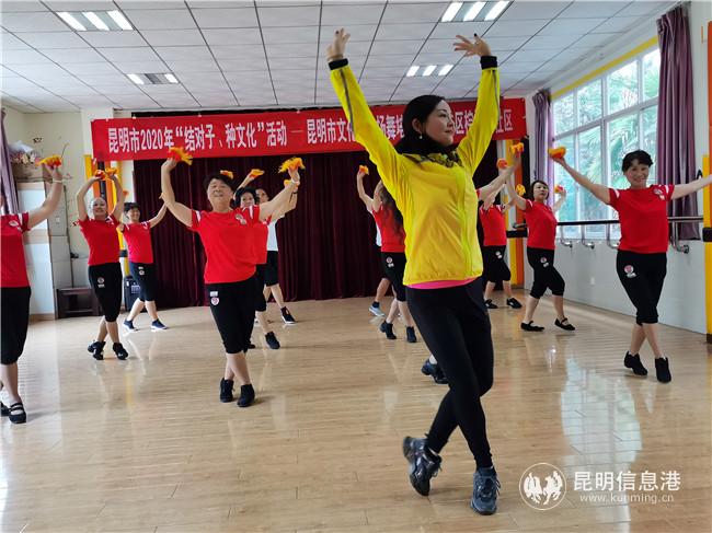在昆明市文化馆艺术培训中心专业老师的教授指导下，西山区棕树营社区南区居委会社区文艺骨干呈现了一个精彩的广场舞节目。