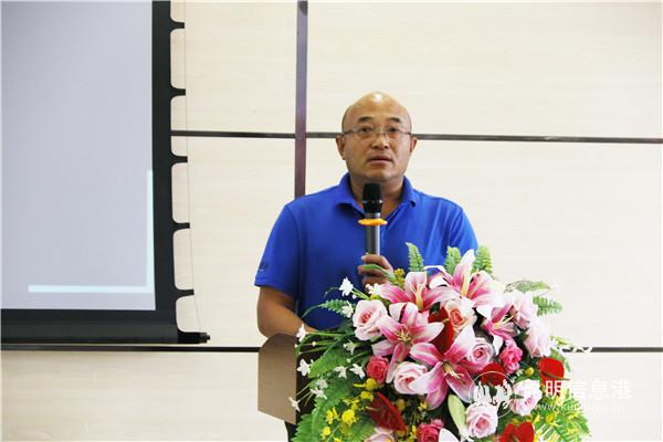 1桑海勇在教师培训会上作演讲