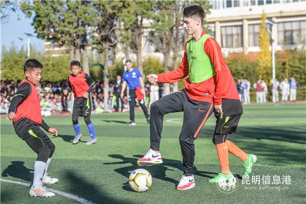 2衡实中学生同“一带一路·七彩云南”国际足球赛邀请赛四国代表队球员过招