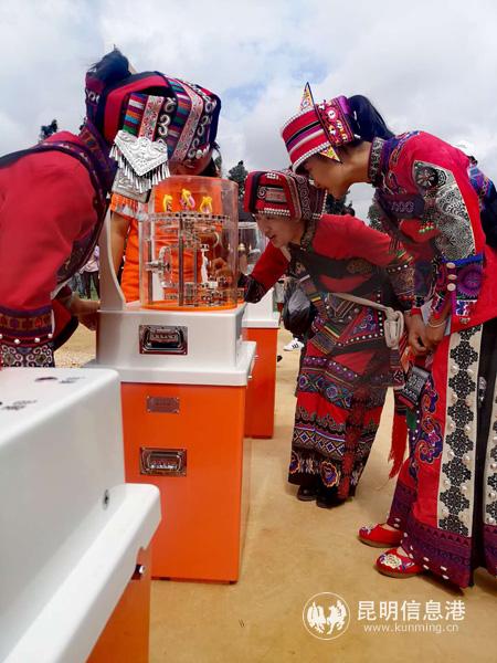 群众体验科普仪器