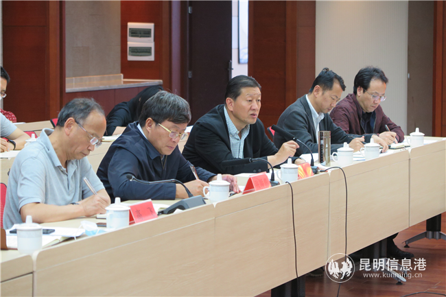 陈鲁雁书记讲授题为《落实廉洁要求 打造阳光基建》廉政党课,负责基建工作的校领导,财务、基建、资产等相关职能部门的同志参加。 陈鲁雁书记讲授题为《落实廉洁要求 打造阳光基建》廉政党课,负责基建工作的校领导,财务、基建、资产等相关职能部门的同志参加。