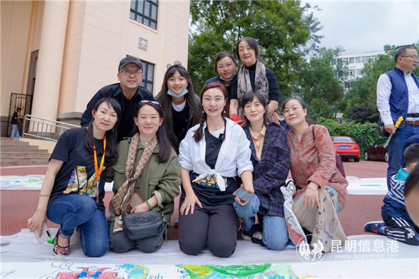 云南美术馆公共艺术教育 百人百米大型儿童绘画现场 学生、家长和老师合影