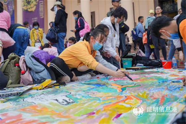 云南美术馆公共艺术教育 百人百米大型儿童绘画现场