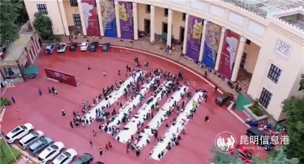 云南美术馆公共艺术教育-百人百米儿童绘画活动现场