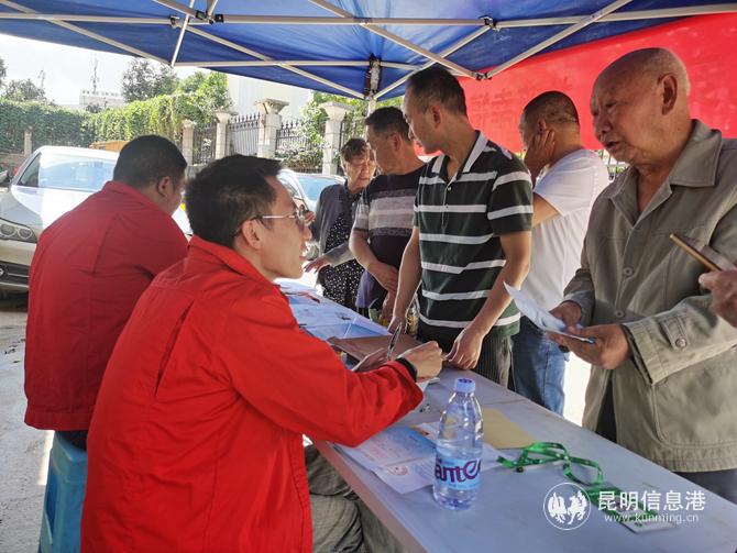 云南昆仑燃气工作人员为住户解答相关问题