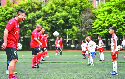 “花式”课间操走俏给学校体育带来哪些思考