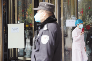 民警在留观酒店值守。昆明市公安局供图