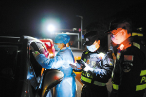 疫情防控期间，民警在入昆重点路段对来往车辆和人员进行检查。