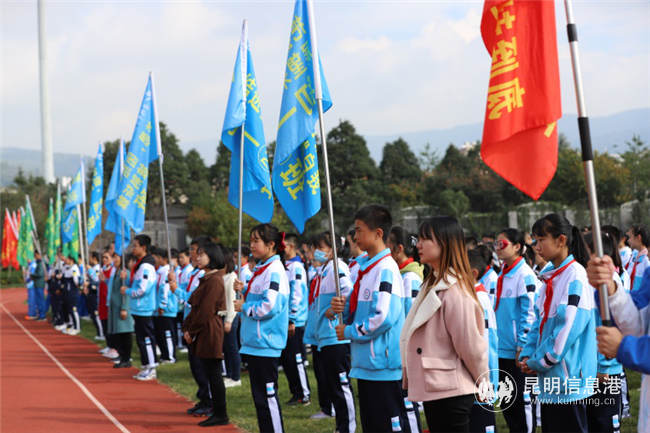 全校师生参加升旗仪式 许雁祥摄