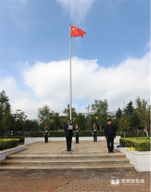 学校党总支书记商家上题为“爱国主义在我心中”的思政课 许雁祥摄