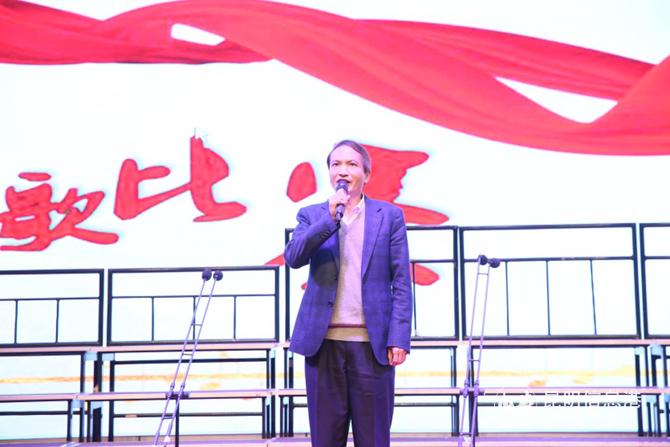 陈佳绵校长深情演唱《红星照我去战斗》 许雁祥 杨录杏 摄