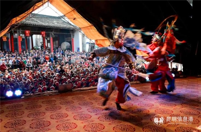 作品:《家门口看大戏》 摄影者:盛成皿 杭州 作品:《家门口看大戏》 摄影者:盛成皿 杭州