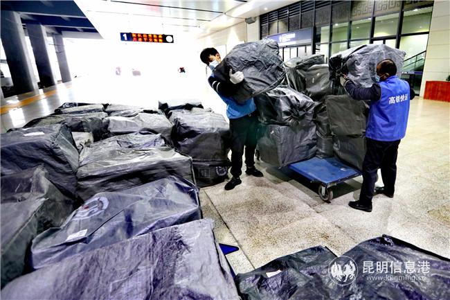 “云”字号鲜货“坐”保温箱出滇。通讯员杨航 供图 1