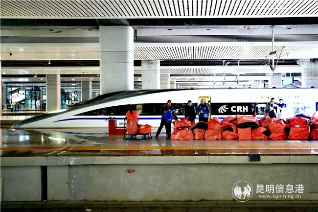 “云”字号鲜货“坐”保温箱出滇。通讯员杨航 供图 2