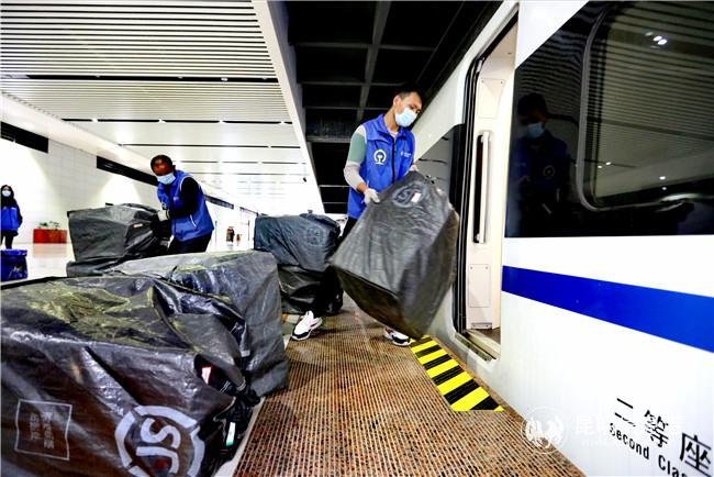 “云”字号鲜货“坐”保温箱出滇。通讯员杨航 供图