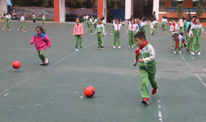 昆明西山区芳草地国际学校：把足球踢进课堂 让学生掌握运动技能