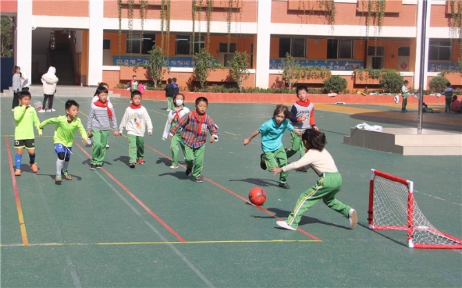 昆明西山区芳草地国际学校：把足球踢进课堂 让学生掌握运动技能
