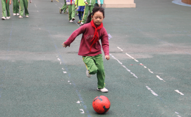 昆明西山区芳草地国际学校：把足球踢进课堂 让学生掌握运动技能
