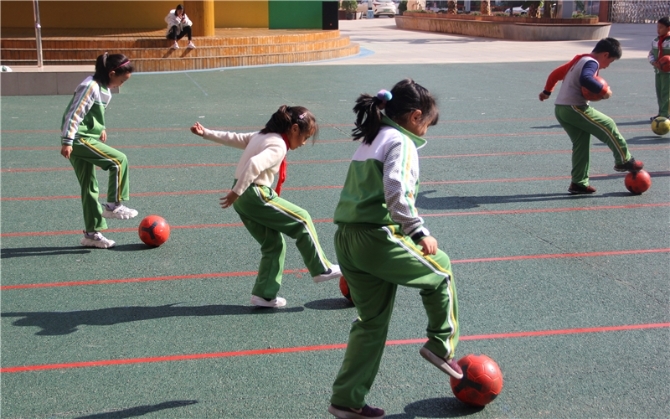 昆明西山区芳草地国际学校：把足球踢进课堂 让学生掌握运动技能