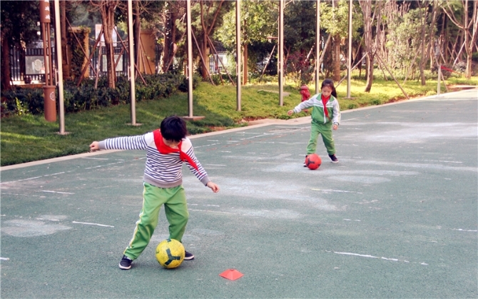 昆明西山区芳草地国际学校：把足球踢进课堂 让学生掌握运动技能