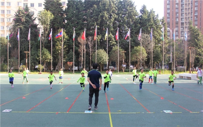 昆明西山区芳草地国际学校：把足球踢进课堂 让学生掌握运动技能
