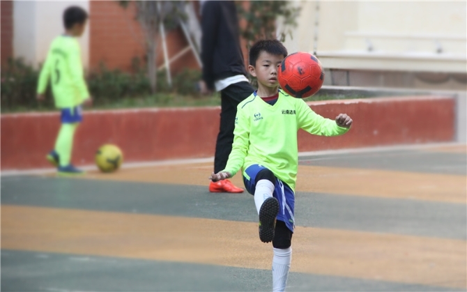 昆明西山区芳草地国际学校：把足球踢进课堂 让学生掌握运动技能