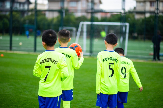昆明西山区芳草地国际学校：把足球踢进课堂 让学生掌握运动技能