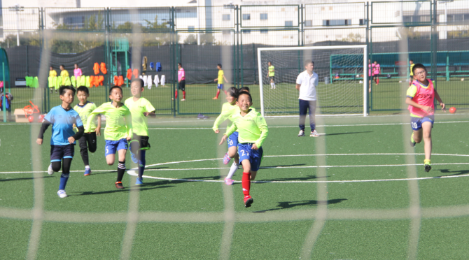 昆明西山区芳草地国际学校：把足球踢进课堂 让学生掌握运动技能