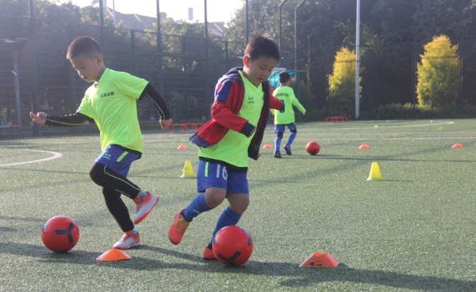 昆明西山区芳草地国际学校：把足球踢进课堂 让学生掌握运动技能