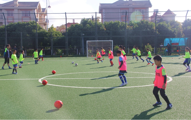 昆明西山区芳草地国际学校：把足球踢进课堂 让学生掌握运动技能