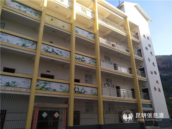丽江华坪女子高级中学的教学楼。记者江枫摄