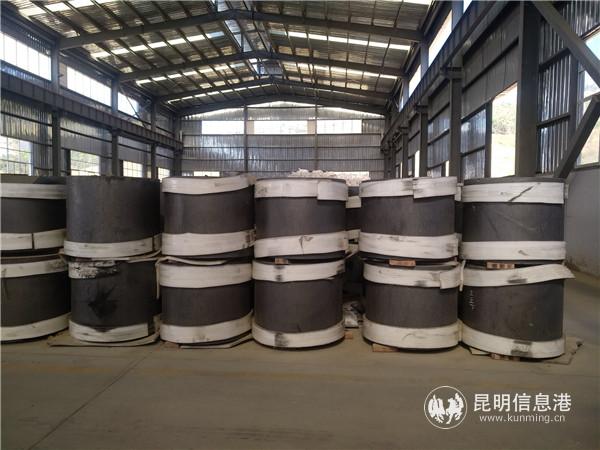 五星公司生产的石墨初级产品。记者江枫摄 五星公司生产的石墨初级产品。记者江枫摄