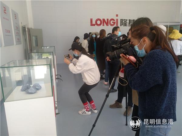 媒体记者在隆基公司采访。记者江枫摄 媒体记者在隆基公司采访。记者江枫摄