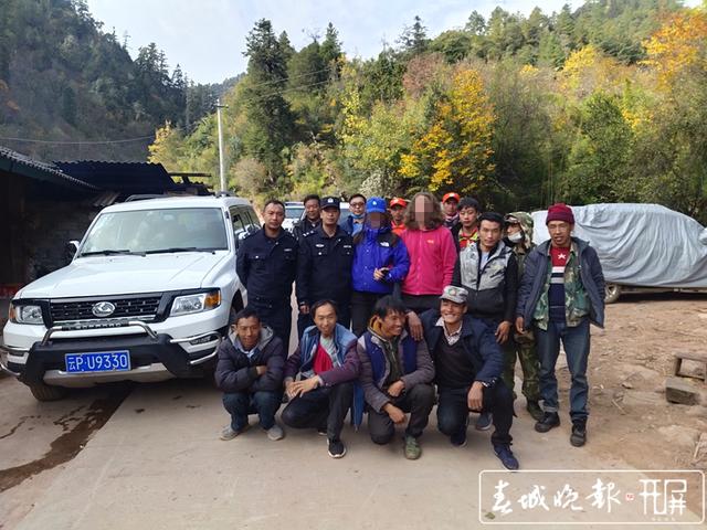 救援人员背受伤驴友徒步6小时穿越20公里原始森林 (3).jpg