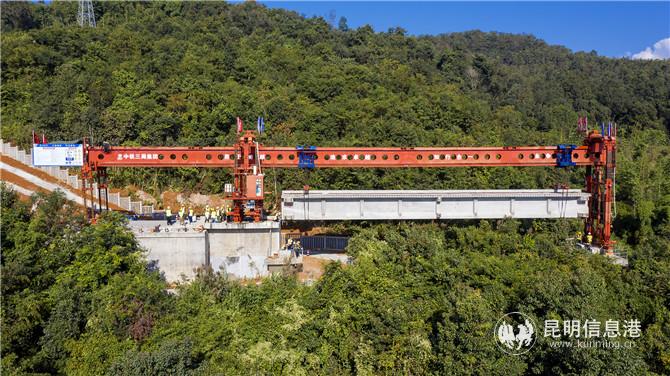 大瑞铁路保（山）瑞（丽）段开始架梁，全线施工进入重要节段。通讯员沙世平 谢一可 陈畅 供图 (3)