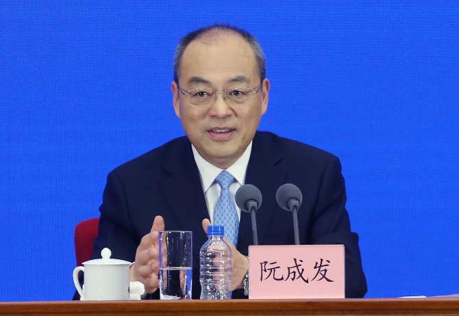 12月8日，中共云南省委书记阮成发介绍云南脱贫攻坚中的异地搬迁情况。 中国日报记者 武晓慧 摄