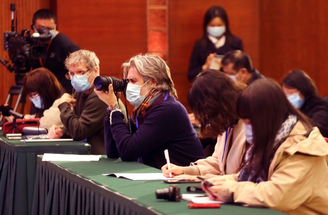 12月8日，中外媒体记者参加国新办在昆明举行云南脱贫攻坚情况新闻发布会。 中国日报记者 武晓慧 摄