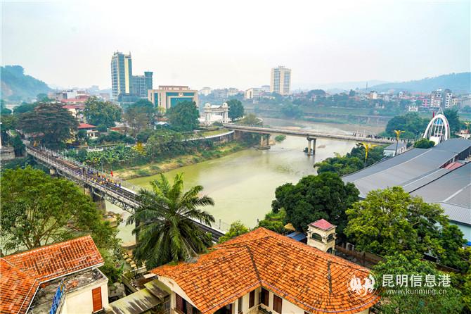 中越铁路大桥两端的关口已经封闭，昔日人潮如涌的热闹场景不在，但国际货运班列在严格执行消毒检疫后依然货畅其行，繁忙依旧。通讯员陈畅 田瑜 供图