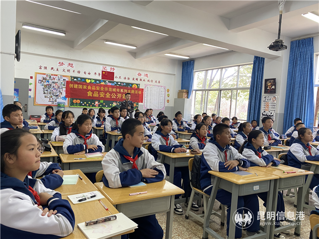 同学们在认真听讲 供图。 同学们在认真听讲 供图。