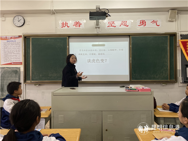 王利专家为同学们答疑解惑 供图。 王利专家为同学们答疑解惑 供图。