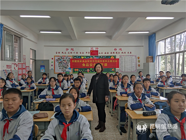 王利专家和同学们合影留念 供图。 王利专家和同学们合影留念 供图。