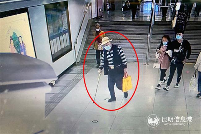 嫌疑人得手后迅速离开现场。记者合宇聪翻拍