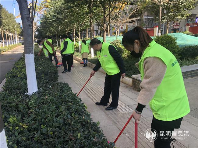 开展志愿大扫除活动