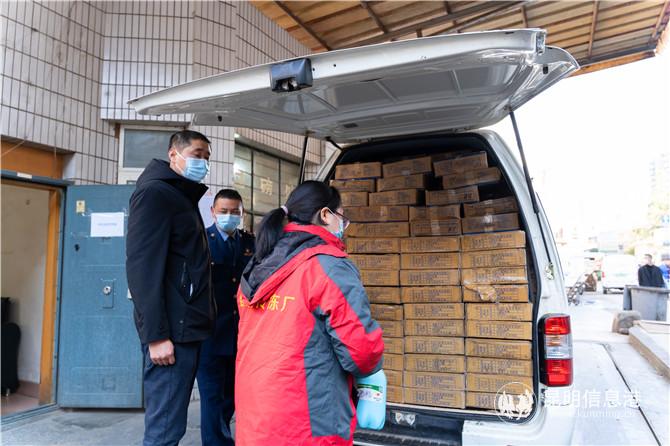 工作人员正在给货物消毒