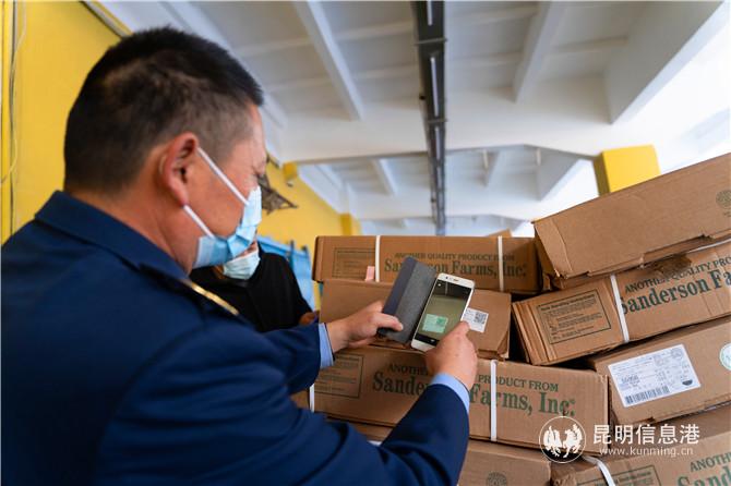 工作人员正在检查“云智溯”二维码