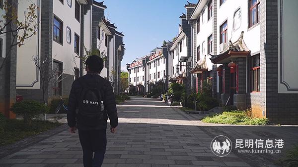 主持人走进玉泉湖小区 记者袁鸿凯 摄