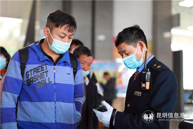 元旦假期首日云南17.5万人乘火车出行。通讯员周涛 段再宇 摄