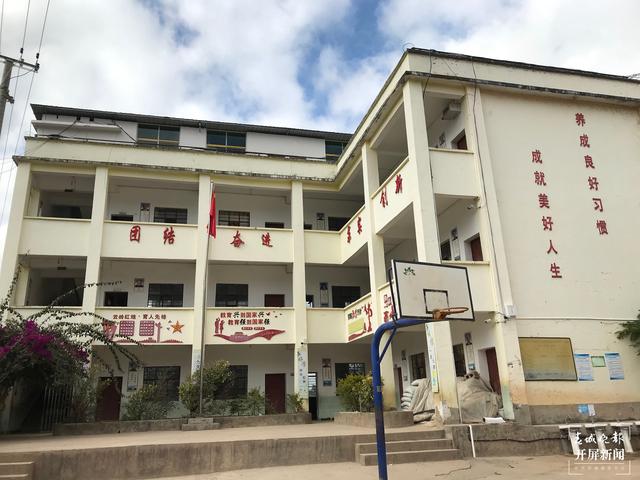 【大山里的老师】她的宿舍门口,总是放着山花野(春城晚报-开屏新闻记者 李春丽 摄影报道)